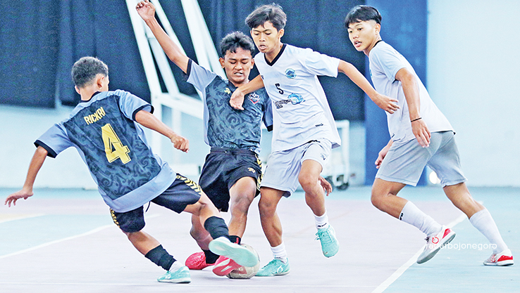 LAGA RESMI MULAI AKHIR BULAN: Pemain futsal Lamongan menjalani uji coba dengan tim local.&nbsp; (ANJAR DWI PRADIPTA/RDR.LMG)