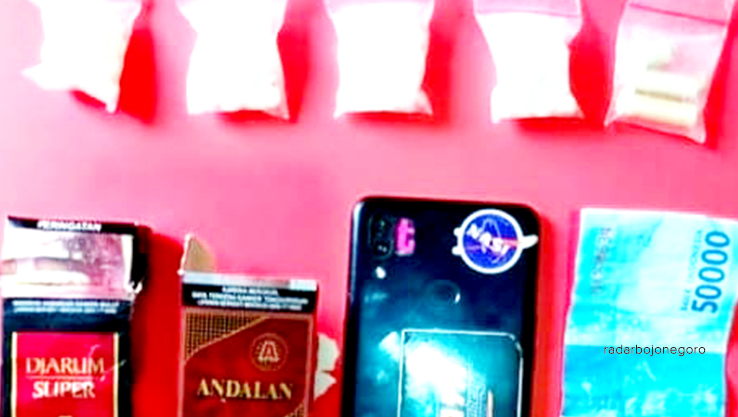 BARANG BUKTI: Handphone dan uang disita sebagai barang bukti peredaran obat terlarang. (ISTIMEWA FOR RDR.LMG)
