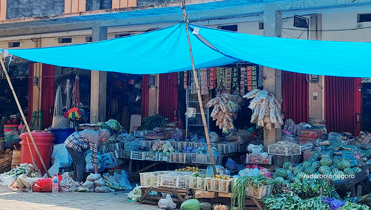 DIPROSES HUKUM: Pedagang sedang beraktivitas di Pasar Randublatung. Pasar ini sekarang masuk ranah hukum. (LUKMAN HAKIM/RDR.BLORA)
