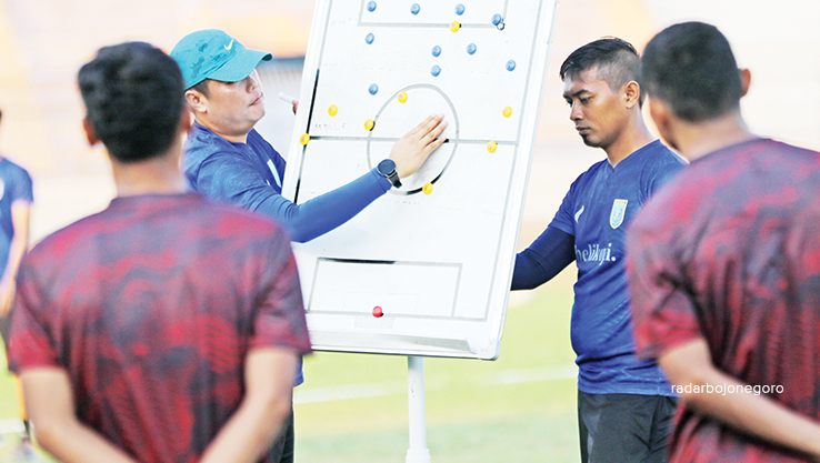 INTENS UJI COBA: Sore ini (16/8), Persela menggelar uji coba melawan Bantul United. Selanjutnya Persela mengelar laga away dan home melawan Persipa Pati. (ANJAR DWI PRADIPTA/RDR.LMG)
