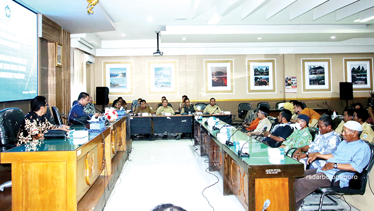 SAMPAIKAN ARGUMENTASI: Hearing komisi A DPRD bersama masyarakat, BPD dan Pemdes Weru, serta dinas pemberdayaan masyarakat desa (PMD), bagian hukum, camat Paciran, dan inspektorat. (ANJAR DWI PRADIPTA/