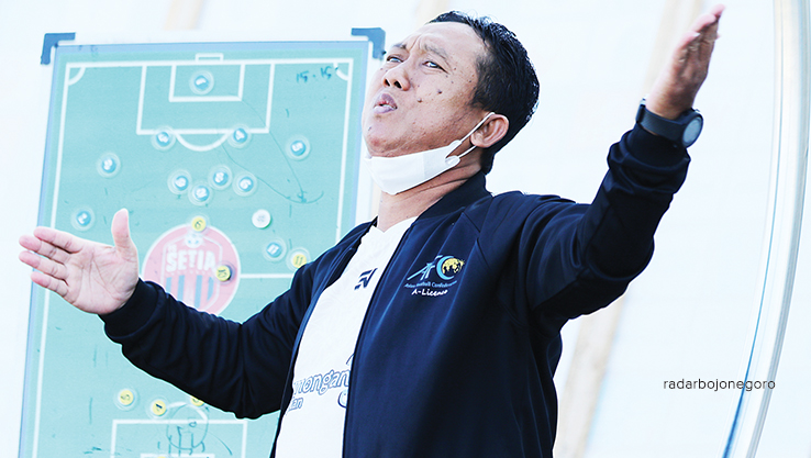 BELUM BERI KEMENANGAN: Pelatih Porprov Lamongan Didik Ludiyanto harus memutar otak agar timnya memenangi dua laga sisa dan bisa lolos dari penyisihan grup. (ANJAR DWI PRADIPTA/RDR.LMG)