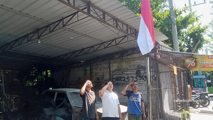 BAGI BENDERA: Bakesbangpol terjun ke masyartakat membagikan bendera merah putih, dan mengganti bendera lusuh dan rusak. (DHANI WAHYU ALFIANSYAH/RDR.BJN)