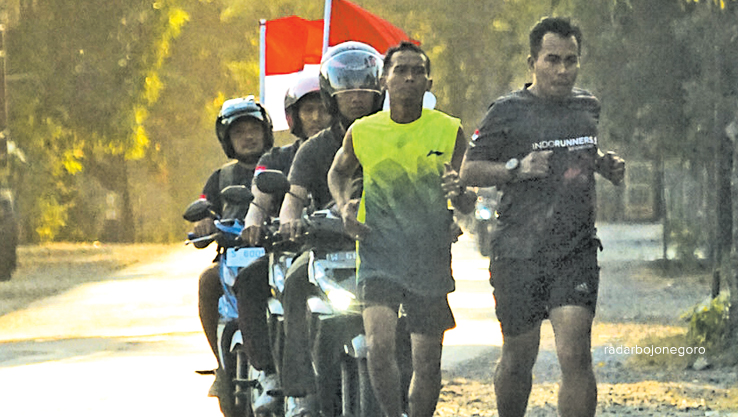 LARI ESTAFET: Sebanyak 15 pelari menempuh 78 Km secara bergantian kemarin (16/8). Salah satu acara memeringati 78 tahun Kemerdekaan Indonesia dari perbatasan Bojonegoro-Ngawi secara estafet. (ISTIMEWA