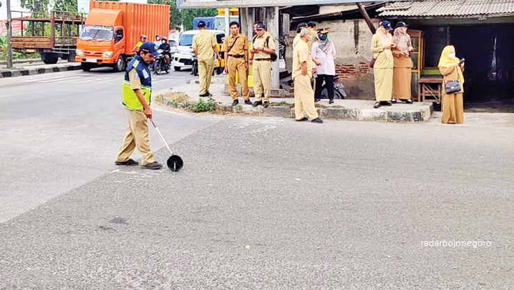 PENGECEKAN: Jalan di wilayah Sukodadi ke Paciran yang bakal menjadi jalan provinsi. (ISTIMEWA FOR RDR.LMG)