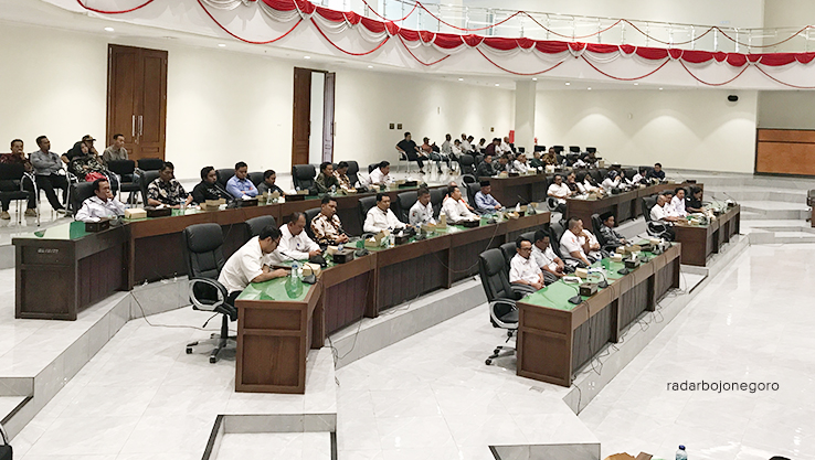 WADUL DEWAN: AKD Bojonegoro wadul ke DPRD setempat kemarin (18/7), DPRD janji segera menindaklanjuti tuntutan.(Bhagas Dani Purwoko/R.Bjn)