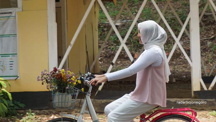 GOWES: Wisatwan sedang gowes di area penginapan Gunung Pandan. (IST/RDR.BJN)