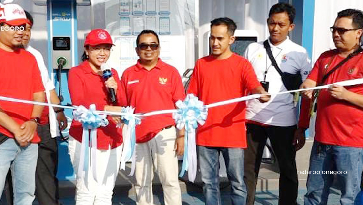 RESMI: Manajer PT PLN Persero UP-3 Bojonegoro Cynthia Dewi Ariyani beserta jajarannya telah meresmikan SPKLU pertama di Bojonegoro pada Jumat lalu (18/8). (ISTIMEWA FOR RDR.BJN)