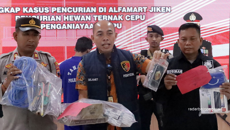 DITANGKAP: Polisi melakukan konferensi pers kasus pembobolan minimarket Jiken. (LUKMAN HAKIM/RDR.BLORA)