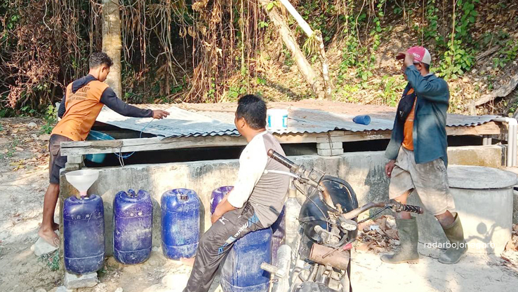 KEKERINGAN: Kekeringan terjadi di Desa Clebung, Kecamatan Bubulan, warga setempat sedang mengambil air di kolam penampungan. (Dhani Wahyu Alfiansyah/RDR.BJN)