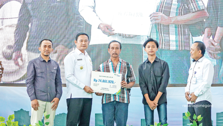 BERI KENYAMANAN PEKERJA: Bupati Yes didampingi Kepala Disnaker Lamongan, Agus Cahyono menyerahkan santunan manfaat kepesertaan BPJS Ketenagakerjaan. (ISTIMEWA FOR RDR.LMG)