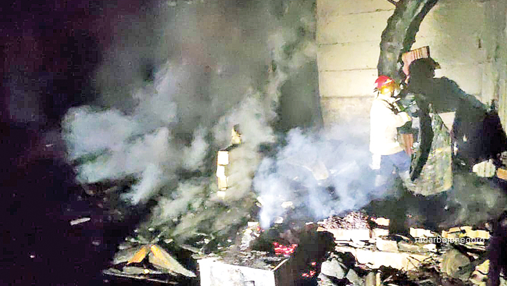 LUDES: Kondisi warung nasi jagung di depan Wisata Bahari Lamongan (WBL) terbakar, kemarin pagi (23/8). (ISTIMEWA FOR RDR.LMG)