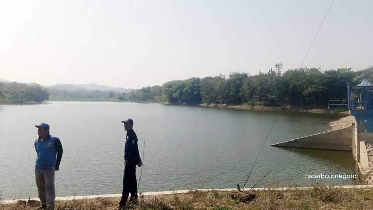 MULAI SURUT: Debit air di Waduk Tempuran setiap hari mengalami pengurangan. TMA kemarin (23/8) tinggal 4,84 meter. (Rahul Osccara Duta/RDR.BLORA)