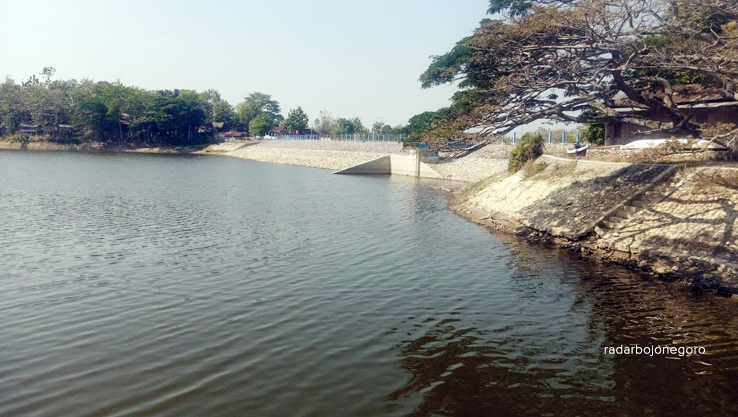 MULAI SURUT: Debit air di Waduk Tempuran setiap hari mengalami pengurangan. TMA kemarin (23/8) tinggal 4,84 meter. (Rahul Osccara Duta/RDR.BLORA)
