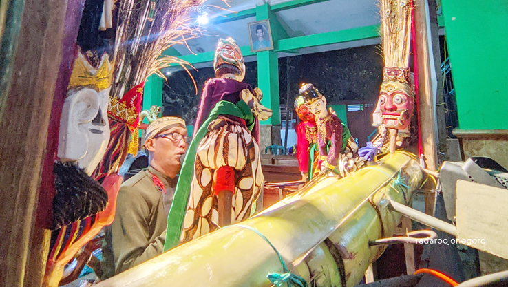 LESTARIKAN BUDAYA: Dalang Ki Ponidi asal Desa Sidobandung, Kecamatan Balen saat memainkan wayang Thengul (23/8) Selasa malam di Balai Desa Kalirejo, Kecamatan Kota Bojonegoro. (TAMSIX HEVEN DANUARTA/M
