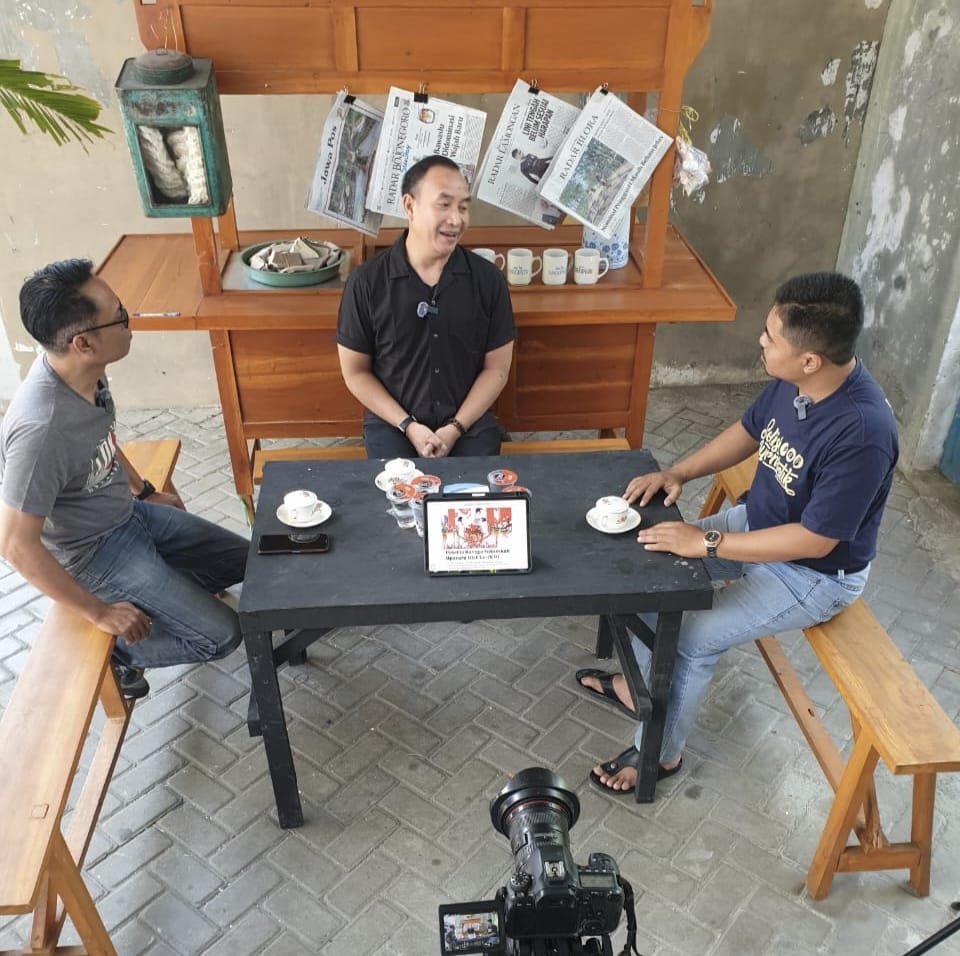 BERI EDUKASI: Anggota Komisi III DPR RI, Didik Mukrianto saat podcast di Warung Gagasan Jawa Pos Radar Bojonegoro. (Tamsix Heven Danuarta/Mgg RDR.BJN)