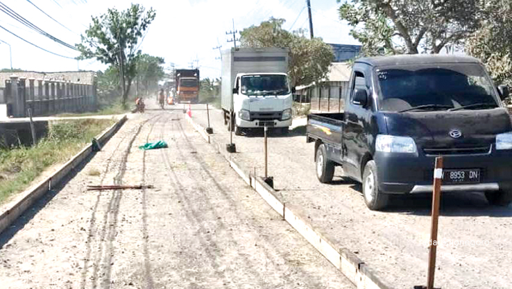 PROYEK PENGECORAN: Pengerjaan jalan Banjarmadu &ndash; Karanggeneng membutuhkan waktu sekitar dua bulan. (ISTIMEWA FOR RDR.LMG)