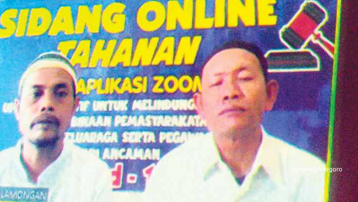 DITUNTUT HUKUMAN BERAT: Dua terdakwa Idham Kholid, 53 dan Selamet, 48, menjalani sidang secara online atas kasus dugaan pembunuhan terhadap korban Patolah, 60, di PN Lamongan, kemarin (24/8). (ISTIMEW