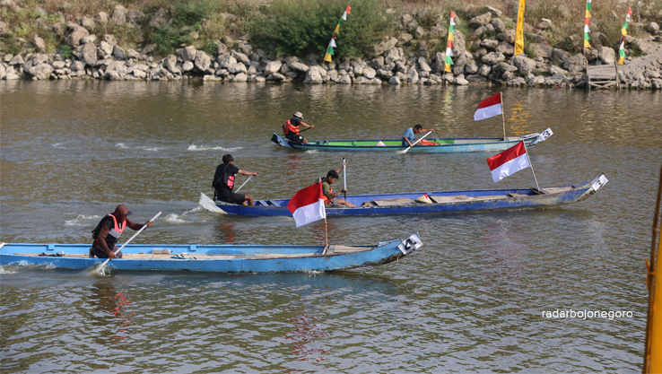 ADU KECEPATAN: Adu cepat antarpeserta lomba dayung di Sungai Bengawan Solo, tepatnya di Desa Banjarsari, Kecamatan Trucuk kemarin. (YUAN EDO/RDR.BJN)