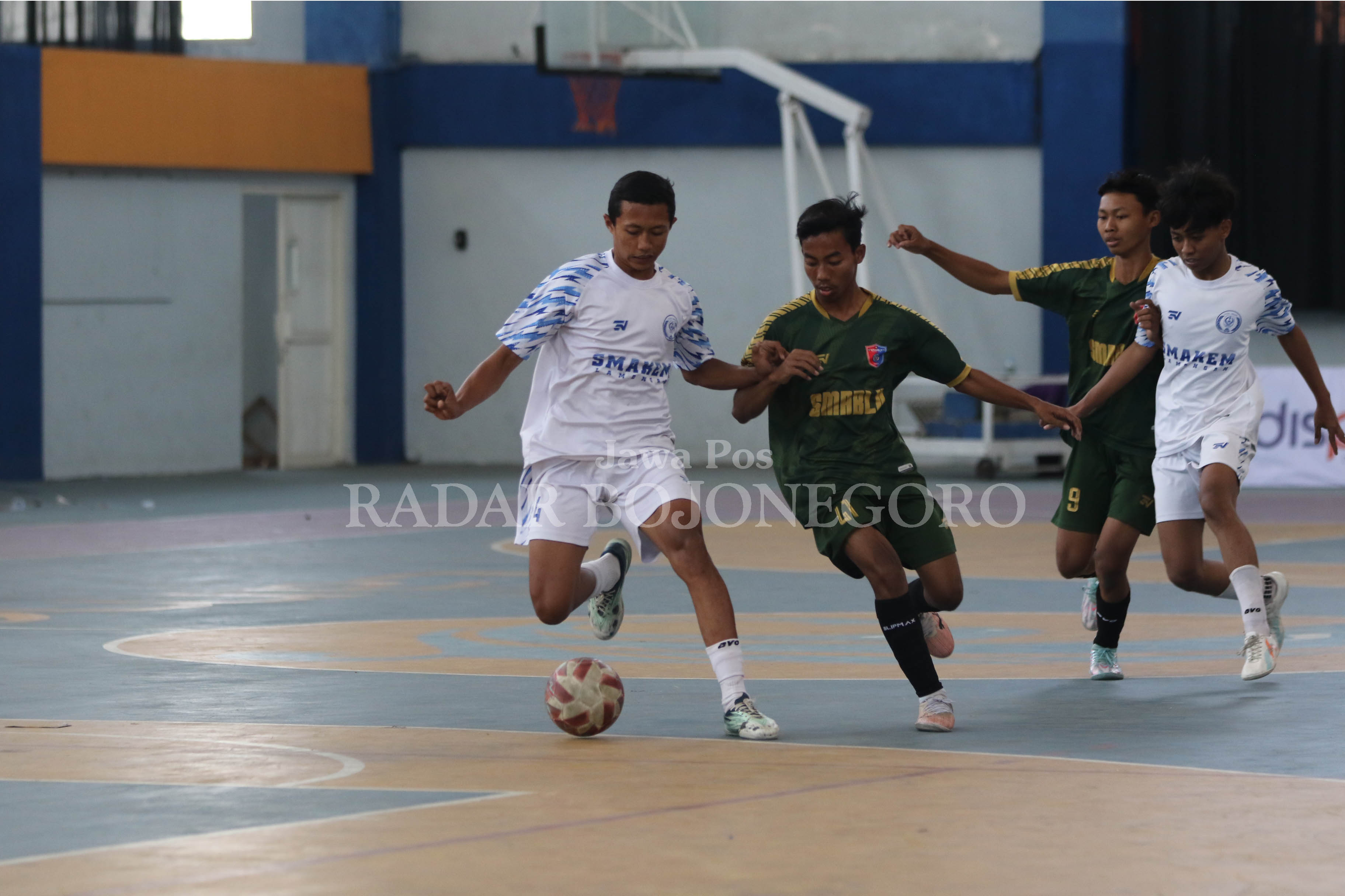 IMBANG, DUA LAWAN DUA: Pemain SMAN 1 Bluluk dan SMAN 1 Kembangbahu beraksi di lapangan. Pertandingan tersebut berakhir tanpa gol dan dilanjutkan adu penalti. (ANJAR DWI PRADIPTA/RDR.LMG)