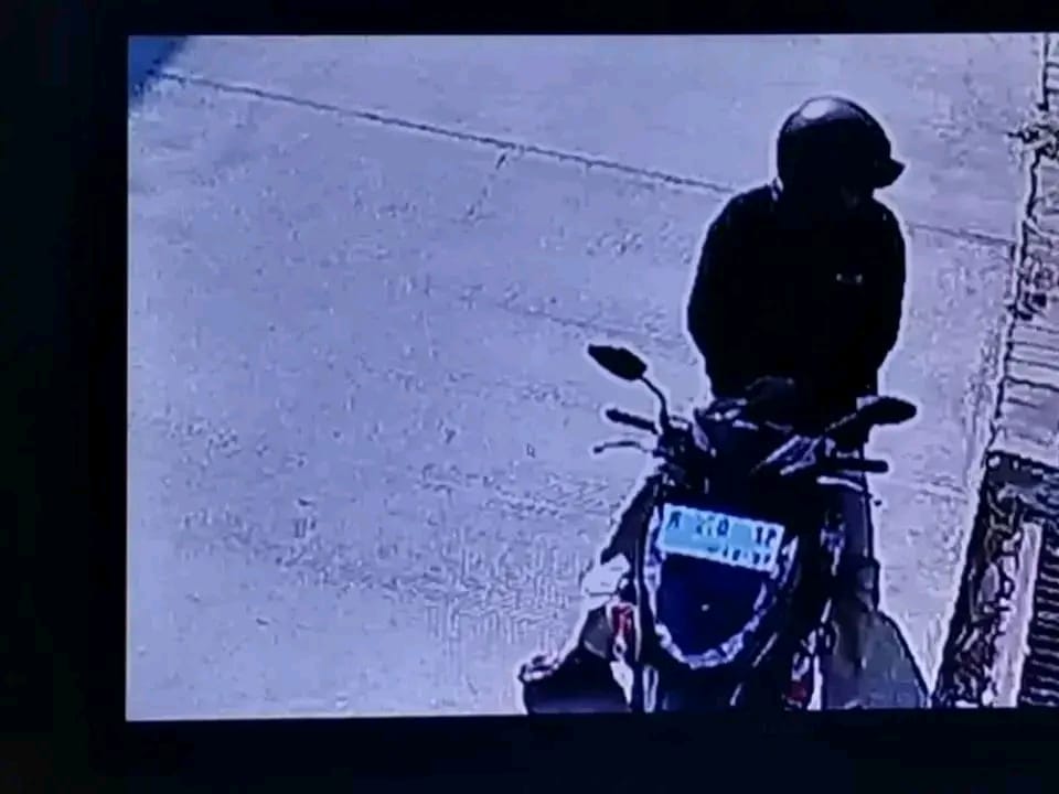 CCTV : Diduga pelaku pencurian control panel lampu PJU, terekam kamera pengintai pada Minggu (27/8).