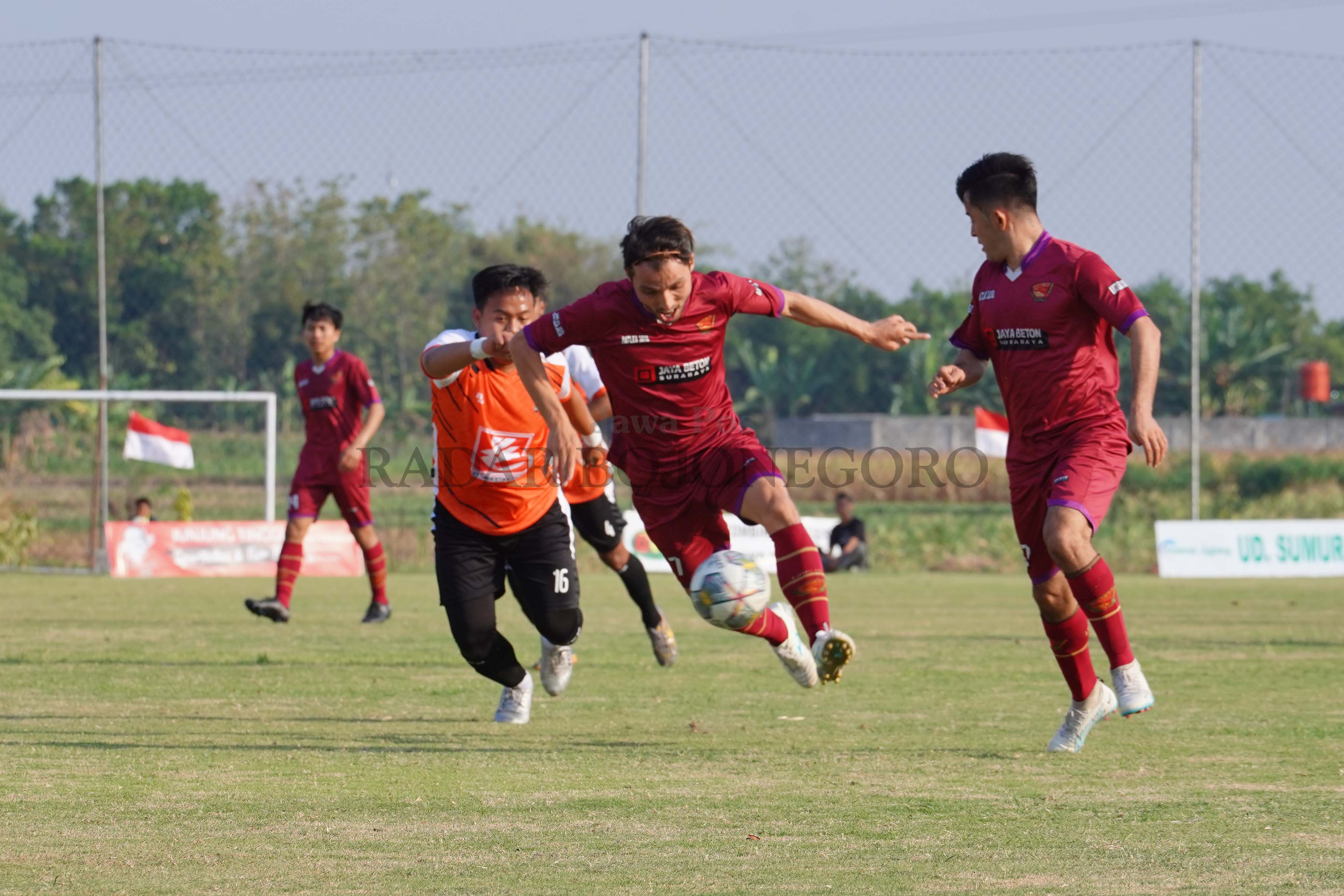 TARKAM: Pemain asing Lindi FC Sidoarjo bermain di Gayam Cup. Turnamen sepak bola tarkam banyak digelar di Bojonegoro mendatangkan banyak pemain profesional sebagai daya tarik penonton. (IRVAN/RDR.BJN)