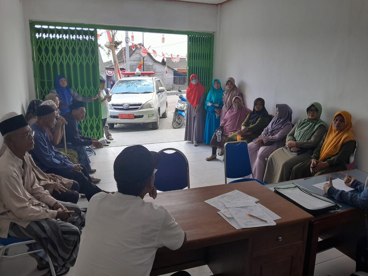 SENANG: Marbot dan modin perempuan senang usai menerima insentif dari Pemkab Bojonegoro. (IST/RDR.BJN)
