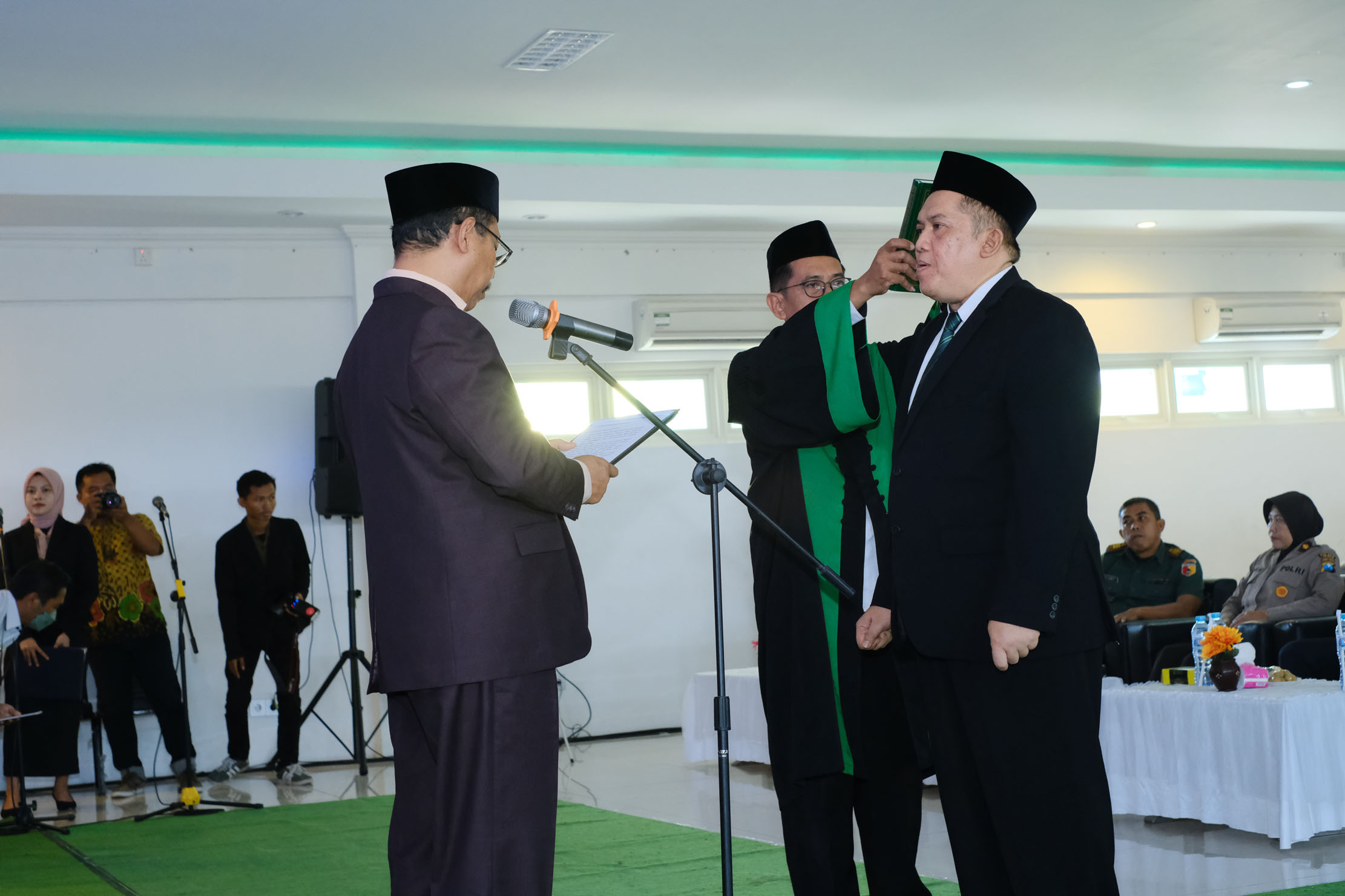 NAHKODA BARU: Pengambilan sumpah jabatan Rektor Unisla,  Dr. Abdul Ghofur, SE, M.Si masa bhakti 2023 &ndash; 2028 oleh Ketua YPPTI Sunan Giri Lamongan, Bambang Eko Muljono, SH, M.Hum, MMA.