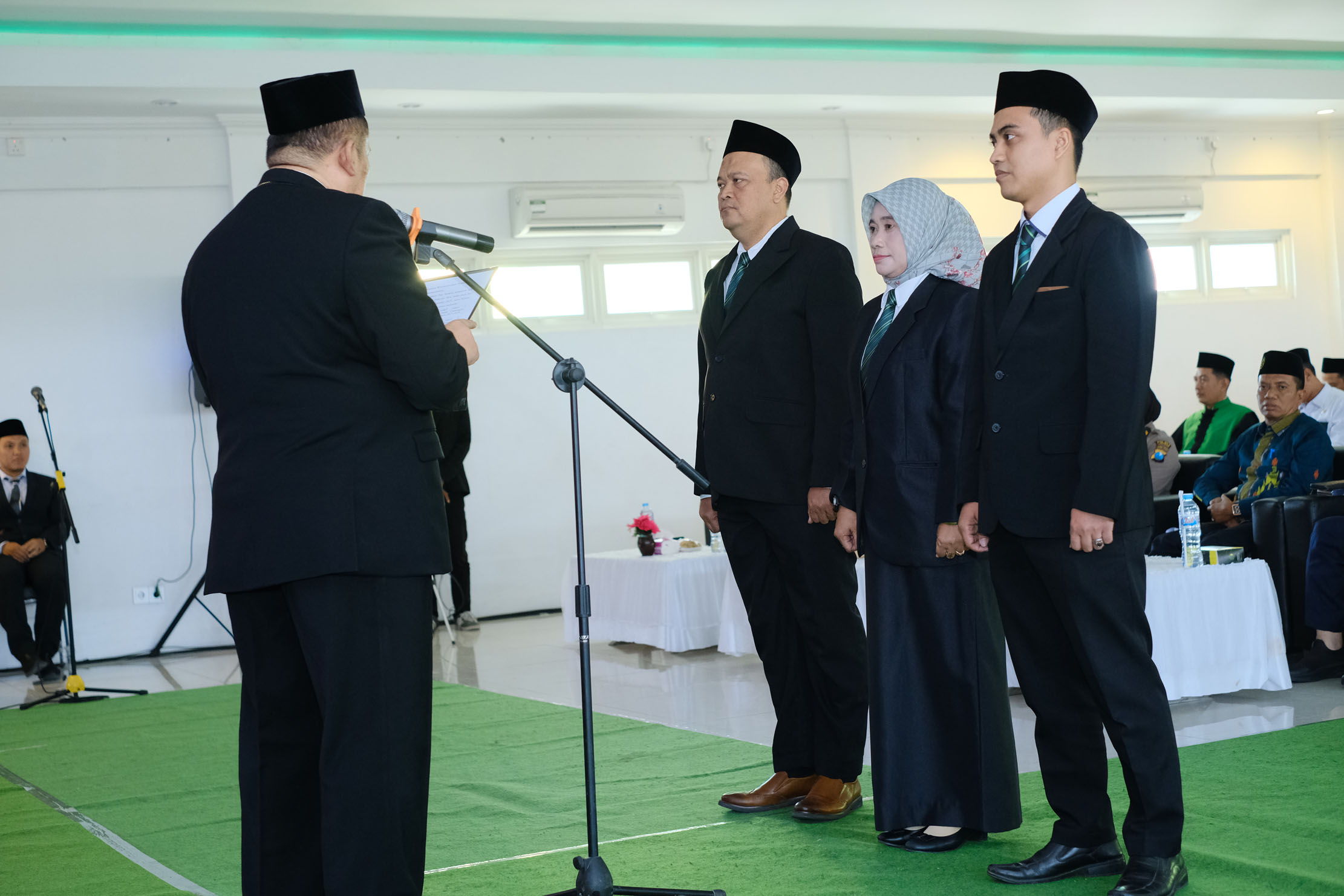 SERIUS: Pengambilan sumpah jabatan Wakil Rektor Unisla masa bhakti 2023 &ndash; 2028 oleh Rektor Unisla Lamongan.