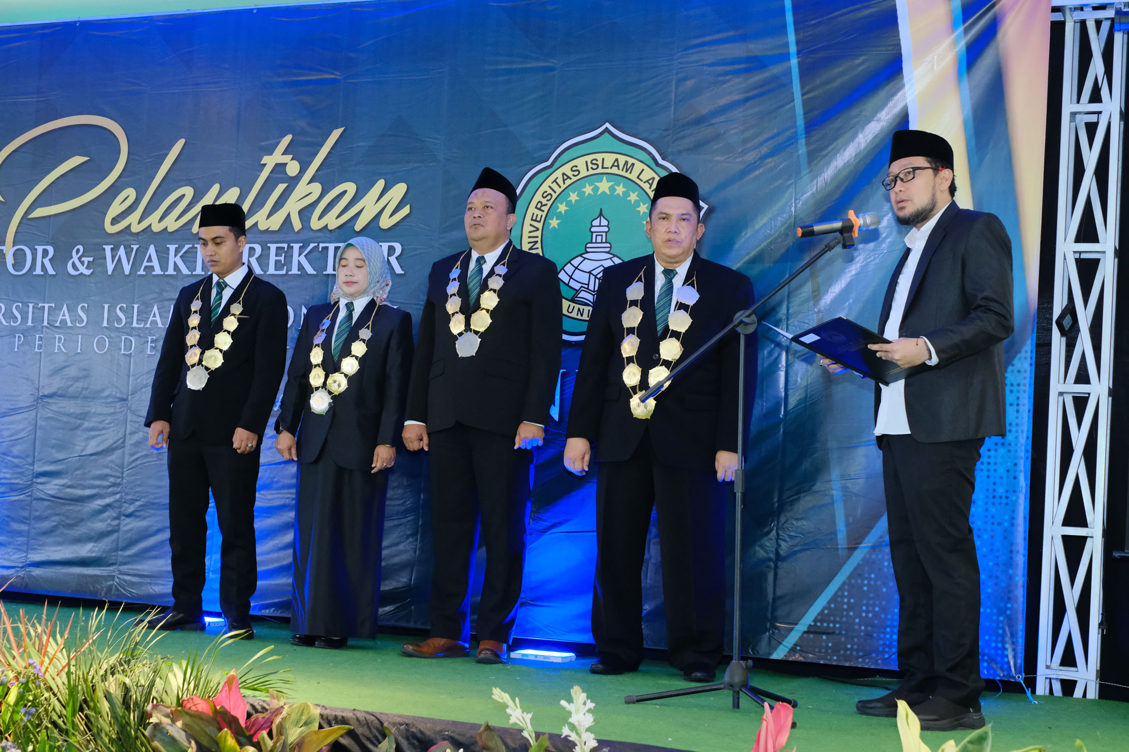 BERKOMITMEN: Baiat Rektor dan Wakil Rektor Unisla oleh Ketua Pembina YPPTI Sunan Giri Lamongan, KH. Machsoem Faqih.