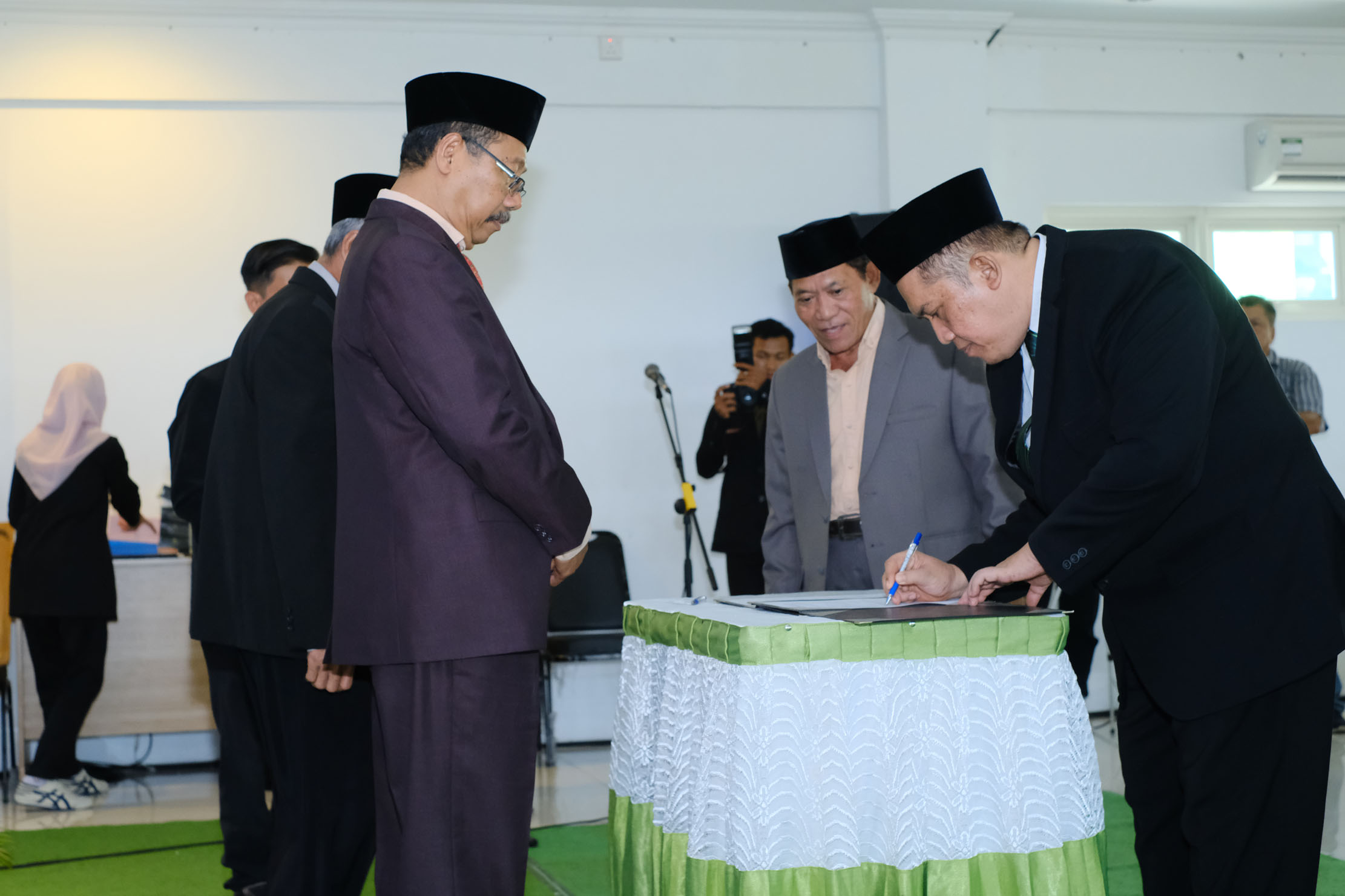 SELAMAT: Dr. Abdul Ghofur, SE, M.Si resmi menjabat sebagai Rektor Unisla masa bhakti 2023 &ndash; 2028.