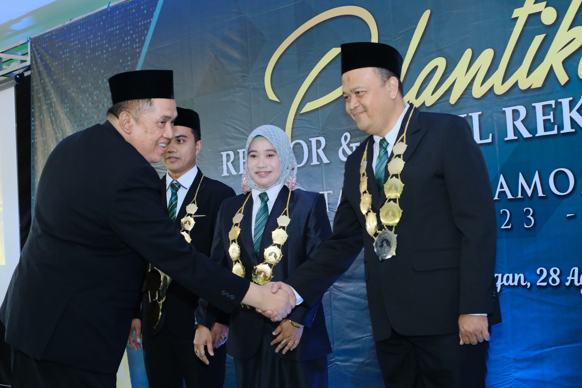BERSINERGI: Rektor Unisla, Dr. Abdul Ghofur, SE, M.Si bersama dengan tiga Wakil Rektor Unisla.