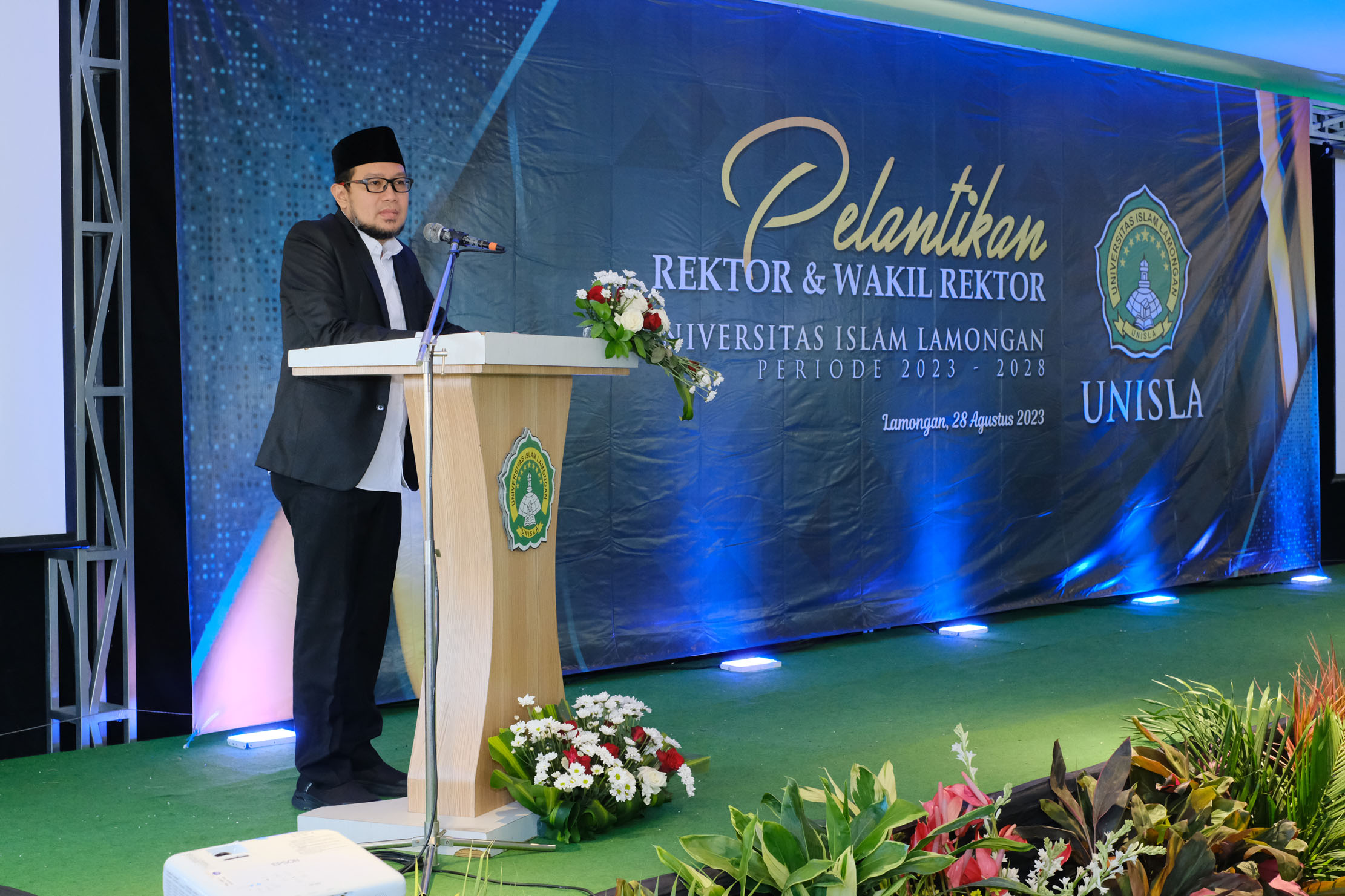 &lsquo;&rsquo;Saya ini duduk di PBNU, sungkan  (merasa tidak enak hati, Red) kalau hanya target nasional, cita-cita saya bisa membawa Unisla sampai ke kancah internasioanal,&rdquo;