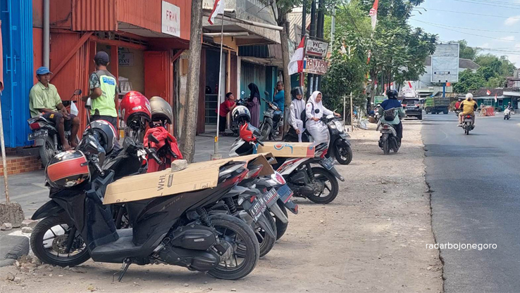PARKIR: Motor diparkir di tepi jalan, target retribusi masih belum terpenuhi (LUKMAN HAKIM/RDR.BJN)
