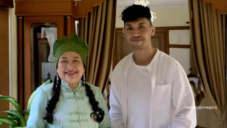 DARI DESA: Ahid Amanu (kanan) foto bersama Bupati Anna usai dirias. Perias asal Desa Bendo, Kecamatan Kapas itu awalnya tak percaya bisa merias orang nomor satu di Bojonegoro. (IST/RDR.BJN)