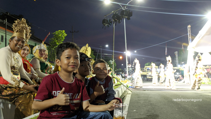 MENUNGGU: Anak-anak rela menunggu sejak sore demi menyaksikan Bojonegoro Night Carnival (BCN) di Jalan MH Thamrin kemarin (30/8) malam. (Dhani Wahyu Alfiansyah/RDR.Bjn)