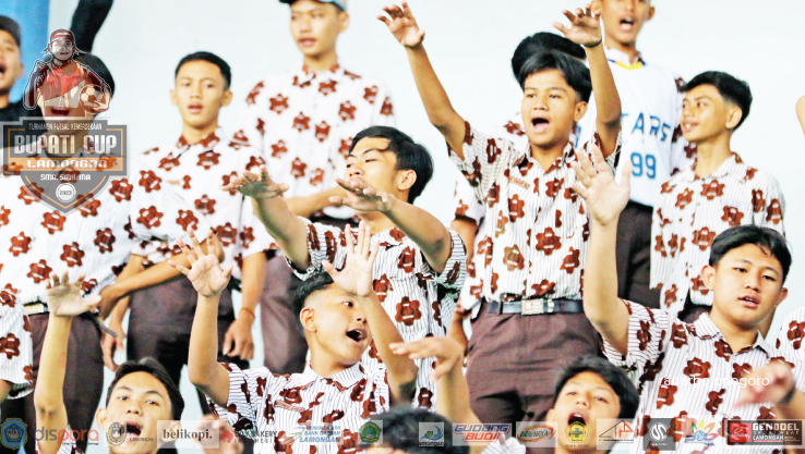 TERUS BERI DUKUNGAN: Pendukung tim SMAN 2 Lamongan berseragam sekolah kemarin di Sport Center Lamongan. (ANJAR DWI PRADIPTA/RDR.LMG)