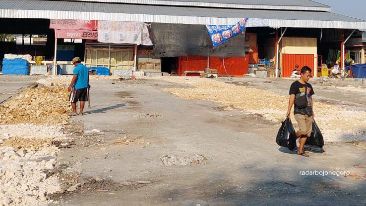 BELUM DIBANGUN: Lokasi pembangunan pasar induk cepu baru dilakukan pengurugan, belum ada pembangunan fisik. (Lukman Hakim/RDR.Blora)