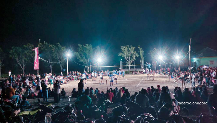 SAMPAI LARUT MALAM: Pertandingan voli tarkam di Kecamatan Kedungadem ini berlangsung hingga larut malam. (Dhani Wahyu Alfiansyah/RDR.Bjn)