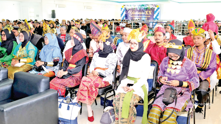 SIMBOL PERSATUAN: Seluruh mahasiswa Fakultas Teknik Unisla mengenakan pakaian adat saat mengikuti Yudisium Ke-XX tahun akademik 2022/2023. (ISTIMEWA FOR RDR.LMG)