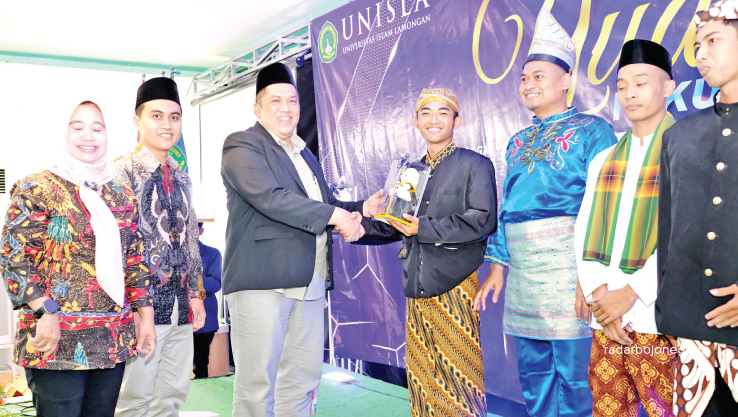 BERI APRESIASI: Rektor Unisla, Dr. Abdul Ghofur, SE, M.Si memberikan penghargaan kepada mahasiswa fakultas teknik yang berprestasi. (ISTIMEWA FOR RDR.LMG)