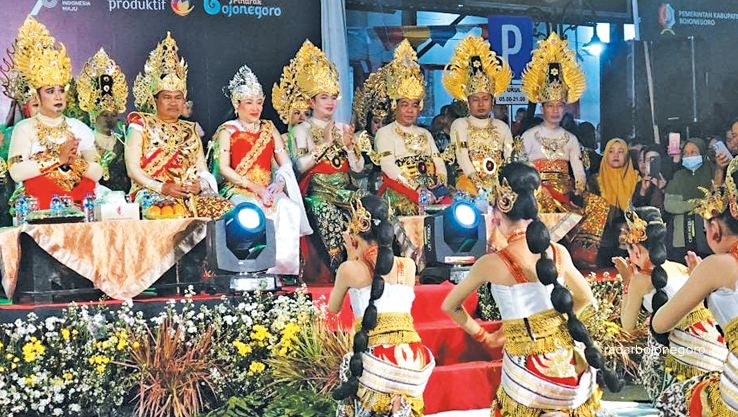 ALA KERAJAAN: Bupati Anna Mu&rsquo;awanah memerankan Raja Kalingga dalam BNC Rabu (30/8). Warga memadati sepanjang rute even tahunan itu. (ISTIMEWA FOR RDR.BJN)