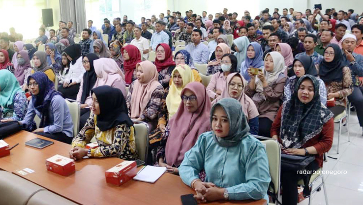 MAHASISWA RPL: Pegiat desa yang diterima sebaga mahasiswa RPL Desa sedang mengikuti kuliah umum di Unnes. (Lukman hakim/RDR.Blora)