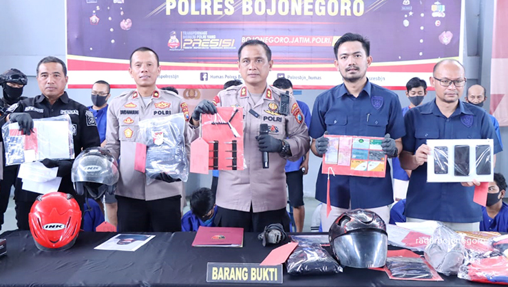 PAMER TANGKAPAN: Polisi memamerkan hasil tangkapan beberapa kasus, salah satunya tentang curanmor dengan tersangka pasutri. (BHAGAS DANI PURWOKO/RDR.BJN)
