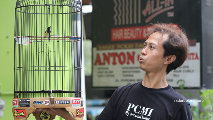 RUTIN MERAWAT: Sumartono saat sedang menjemur burung sogon kesayagannya. (ANJAR DWI PRADIPTA/RDR.LMG)
