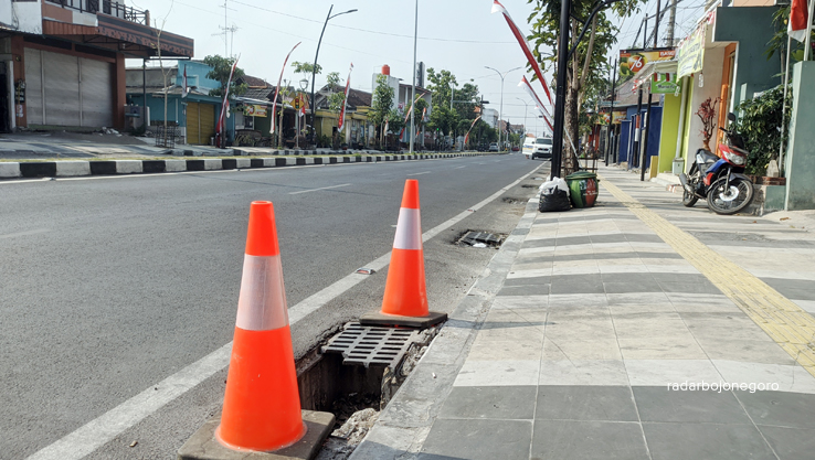 RUSAK: Grill drainase di Jalan MH Thamrin Bojonegoro mengalami kerusakan. Padahal, belum genap setahun. (DHANI WAHYU ALFIANSYAH/RDR.BJN)