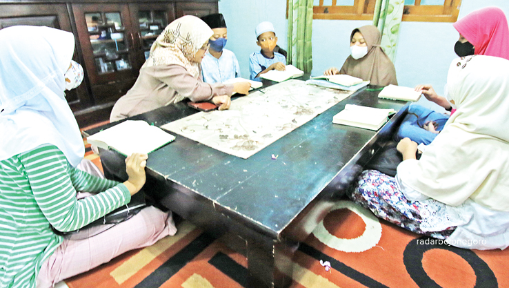 JADI PERHATIAN: DPRD Lamongan meminta agar ada prioritas untuk meningkatkan kesejahteraan tenaga pendidik madrasah dan ponpes. (ANJAR DWI PRADIPTA/RDR.LMG)
