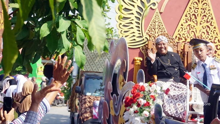 MERIAH: Karnaval Desa Wedi yang digelar Minggu (3/9) mengusung tema Keberagaman Budaya. Karyawan diikuti oleh berbagai elemen. (ISTIMEWA FOR RDR.BJN)