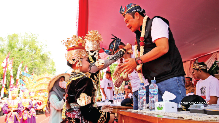 BUDAYA LOKAL: Siswa - siswi mengenakan Bekasri, busana pengantin adat Lamongan, mengalungkan bunga kepada Bupati Lamongan Yuhronur Efendi. (ISTIMEWA FOR RDR.LMG)