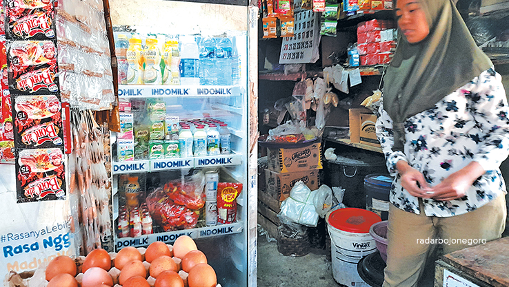 TELUR: Harga telur kembali melambung menjadi Rp 27.000 per kilogram. Diduga akibat mulai ramai hajatan. (Dewi Safitri/RDR.BJN)